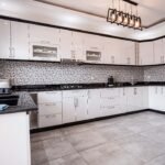 Cuisine Moderne en U avec haute aspirante - écrasante avec granite naturel